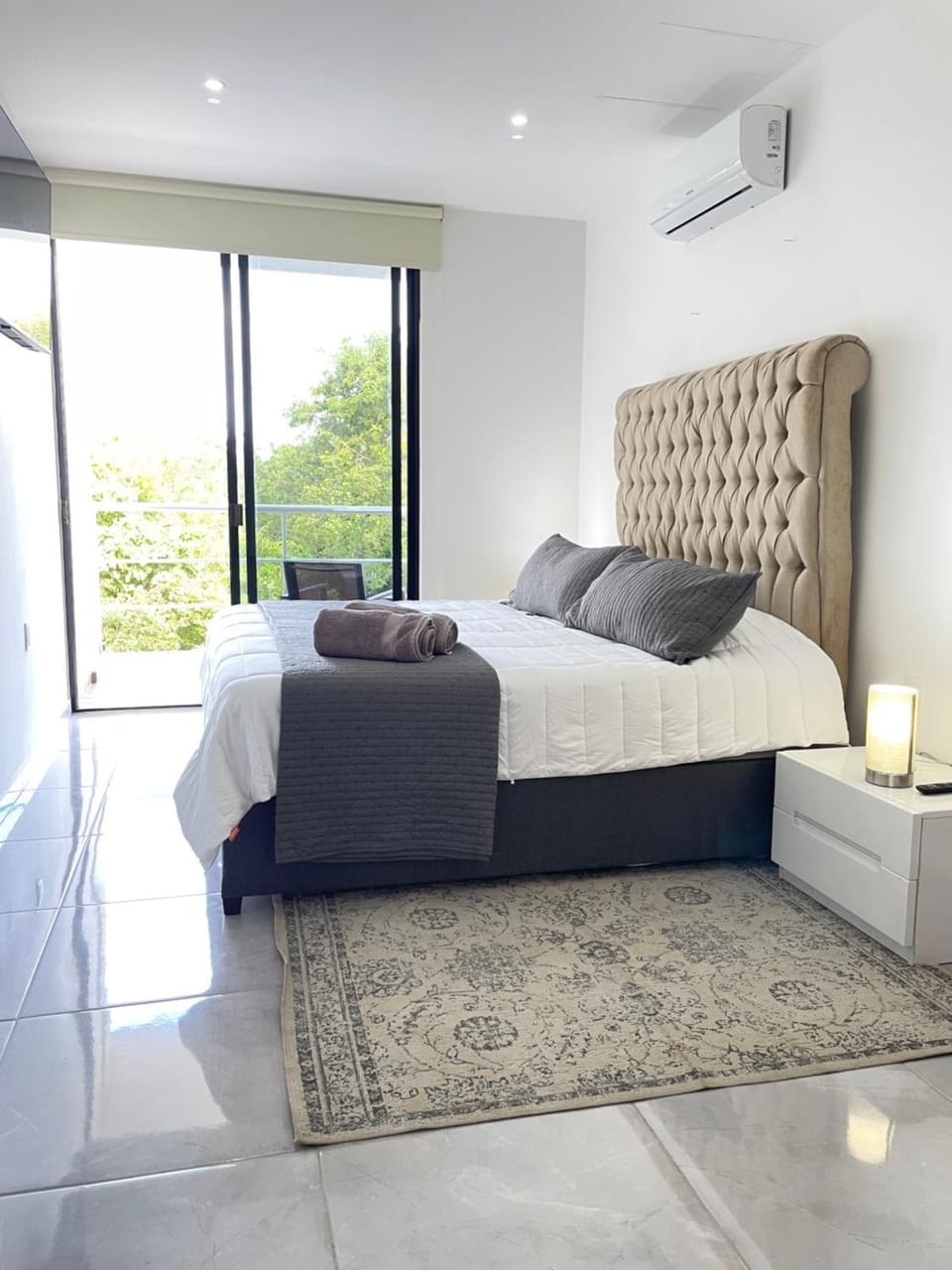 Bed, Photo of the whole room, Seating area, Bedroom, air conditioner