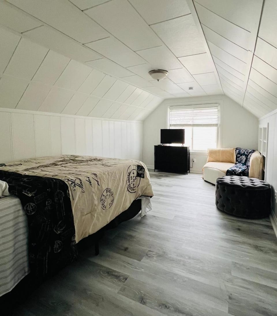 Bed, TV and multimedia, Seating area, Bedroom