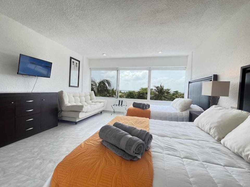 Bed, TV and multimedia, Living room, Photo of the whole room, Seating area, Bedroom, towels