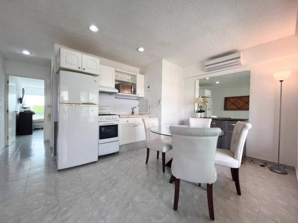 TV and multimedia, Kitchen or kitchenette, Dining area, oven, stove, toaster
