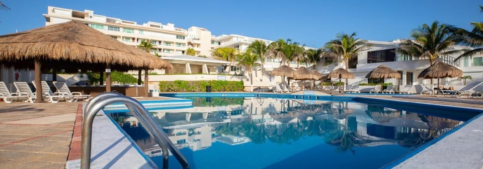 Property building, Patio, Day, Pool view, Swimming pool, Swimming pool, sunbed