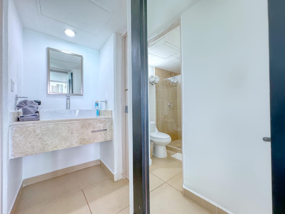 Shower, Toilet, Bathroom, towels
