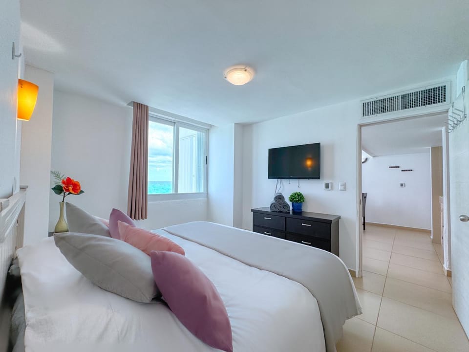 Bed, TV and multimedia, Photo of the whole room, Evening entertainment, Bedroom, wardrobe