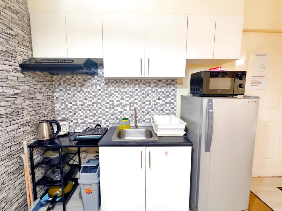 Coffee/tea facilities, Kitchen or kitchenette, stove