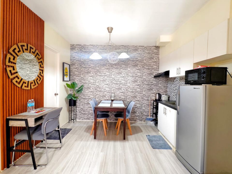 Kitchen or kitchenette, Dining area, stove