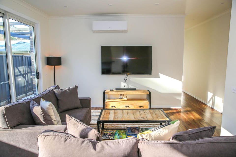 TV and multimedia, Living room, Seating area, Dining area, heating, pet friendly, air conditioner
