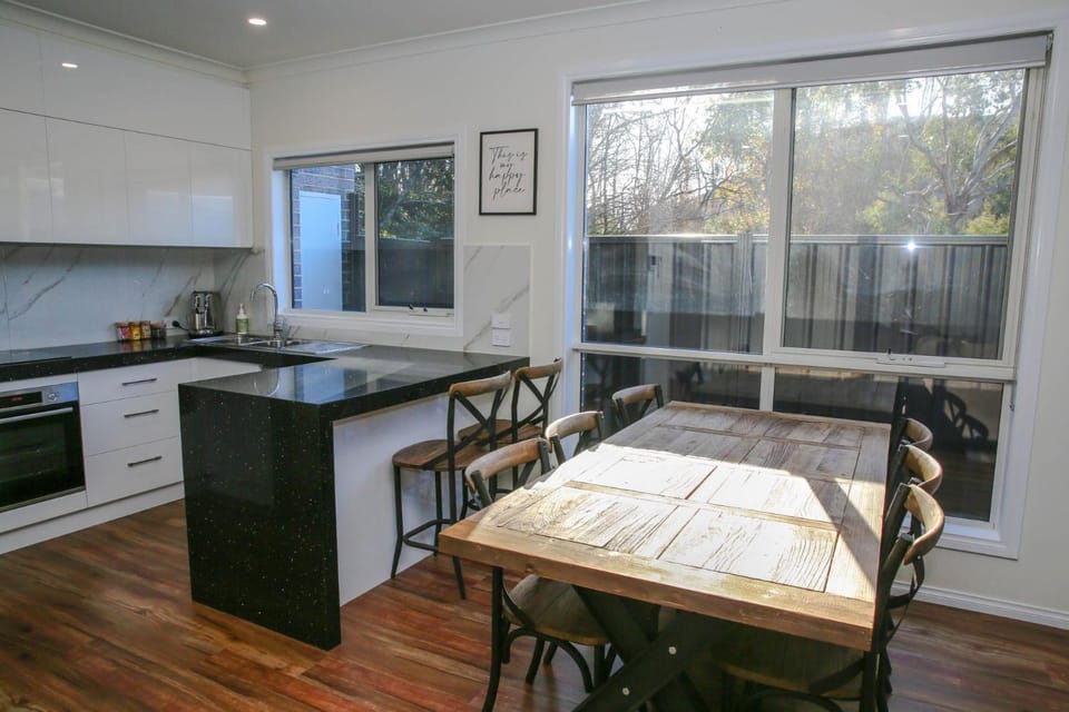 Coffee/tea facilities, Kitchen or kitchenette, Dining area, dishwasher, oven, pet friendly, stove