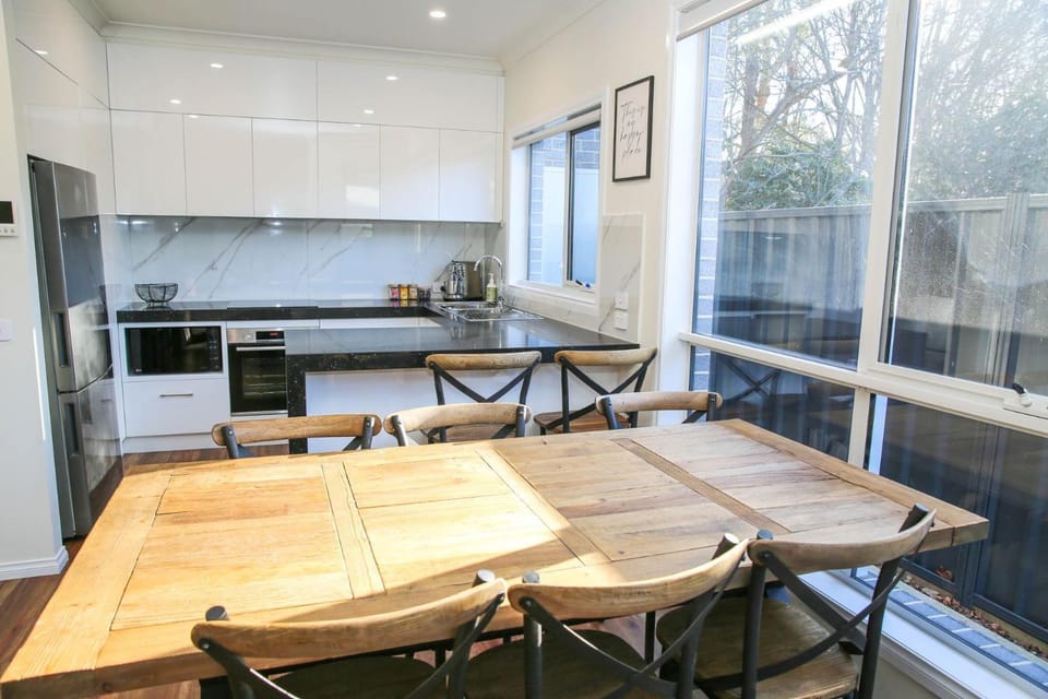 Coffee/tea facilities, Kitchen or kitchenette, Living room, Seating area, Dining area, microwave, oven, pet friendly, stove