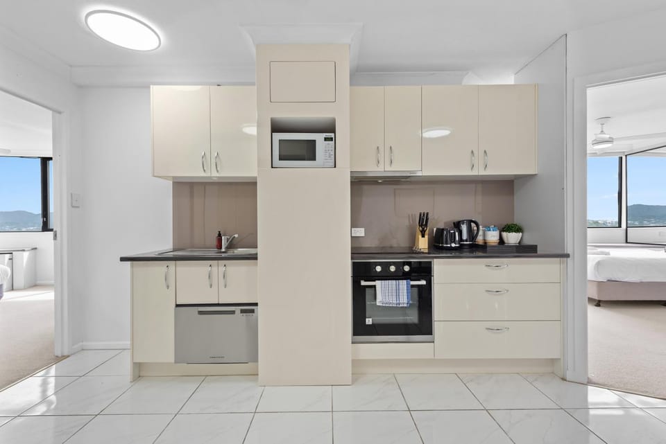CBD Apt Near Stadium with Mountain Views! Apartment in Brisbane City