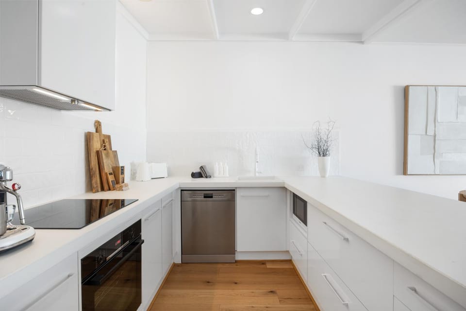 Kitchen or kitchenette, dishwasher, stove