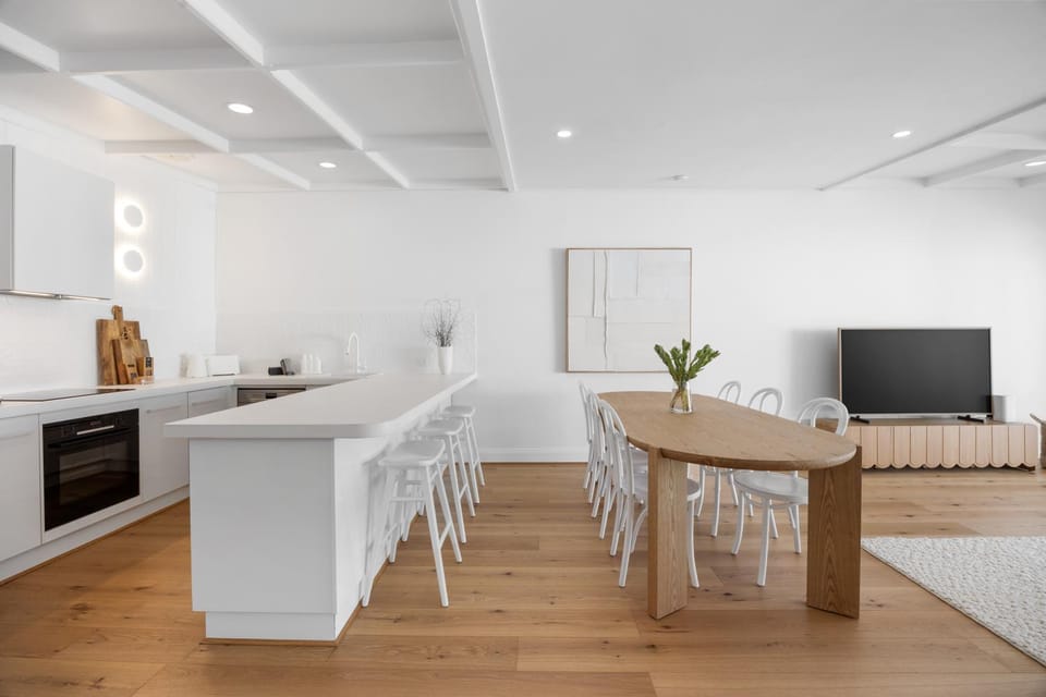 TV and multimedia, Kitchen or kitchenette, Dining area, oven, stove
