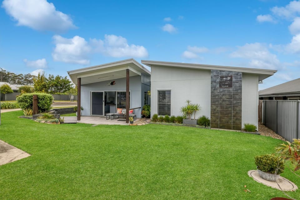 Sanctuary On Seagrass by Book Jervis Bay House in Vincentia