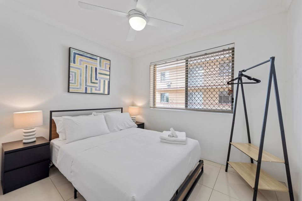Spacious 3BRM Apt Near Gabba w Free Parking & WiFi Apartment in Brisbane