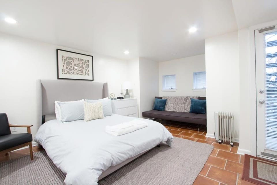 WELL-EQUIPPED STUDIO APT - WALK TO METRO SUBWAY Apartment in Arlington