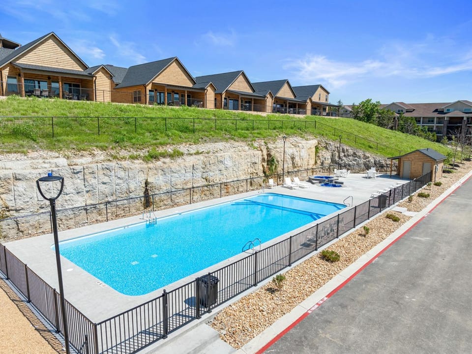 Lakeview Home: Indoor & Outdoor Pool Access, Hot Tub, Gym, Firepit House in Branson