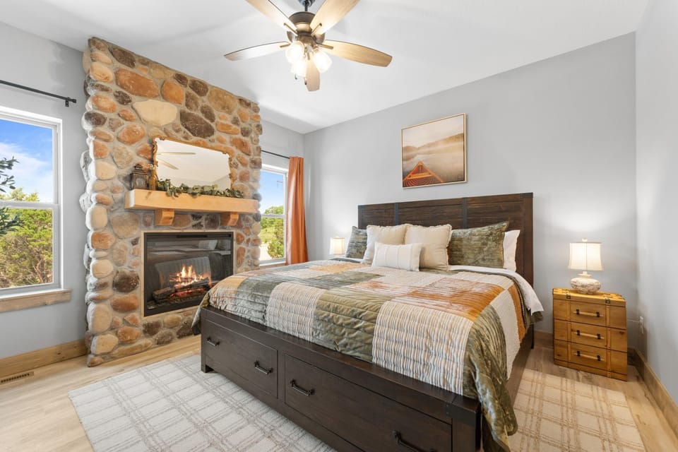 Lakeview Home: Indoor & Outdoor Pool Access, Hot Tub, Gym, Firepit House in Branson