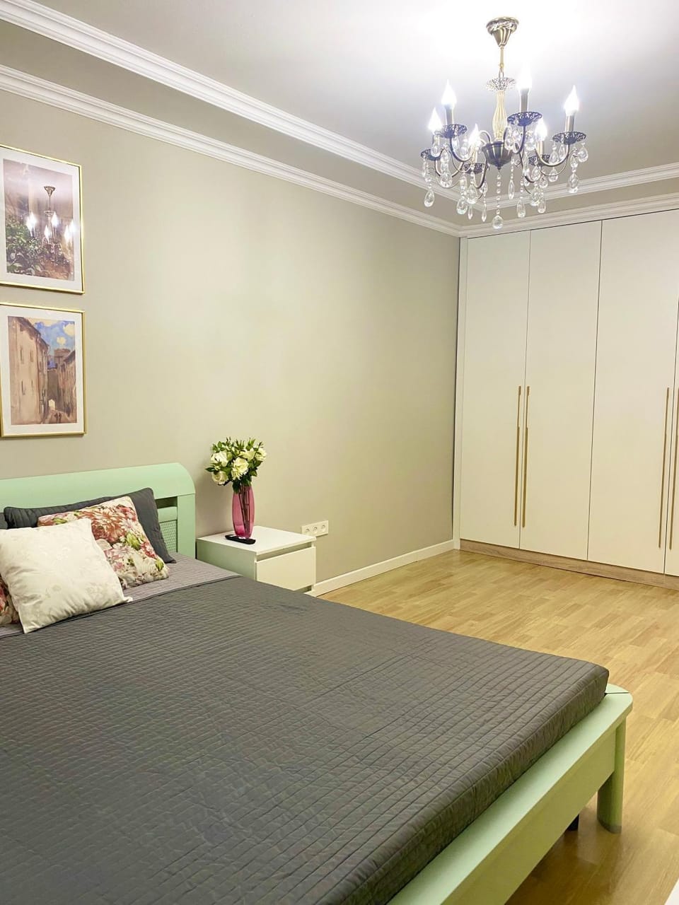 3 rooms, on Kunaeva Apartment in Almaty