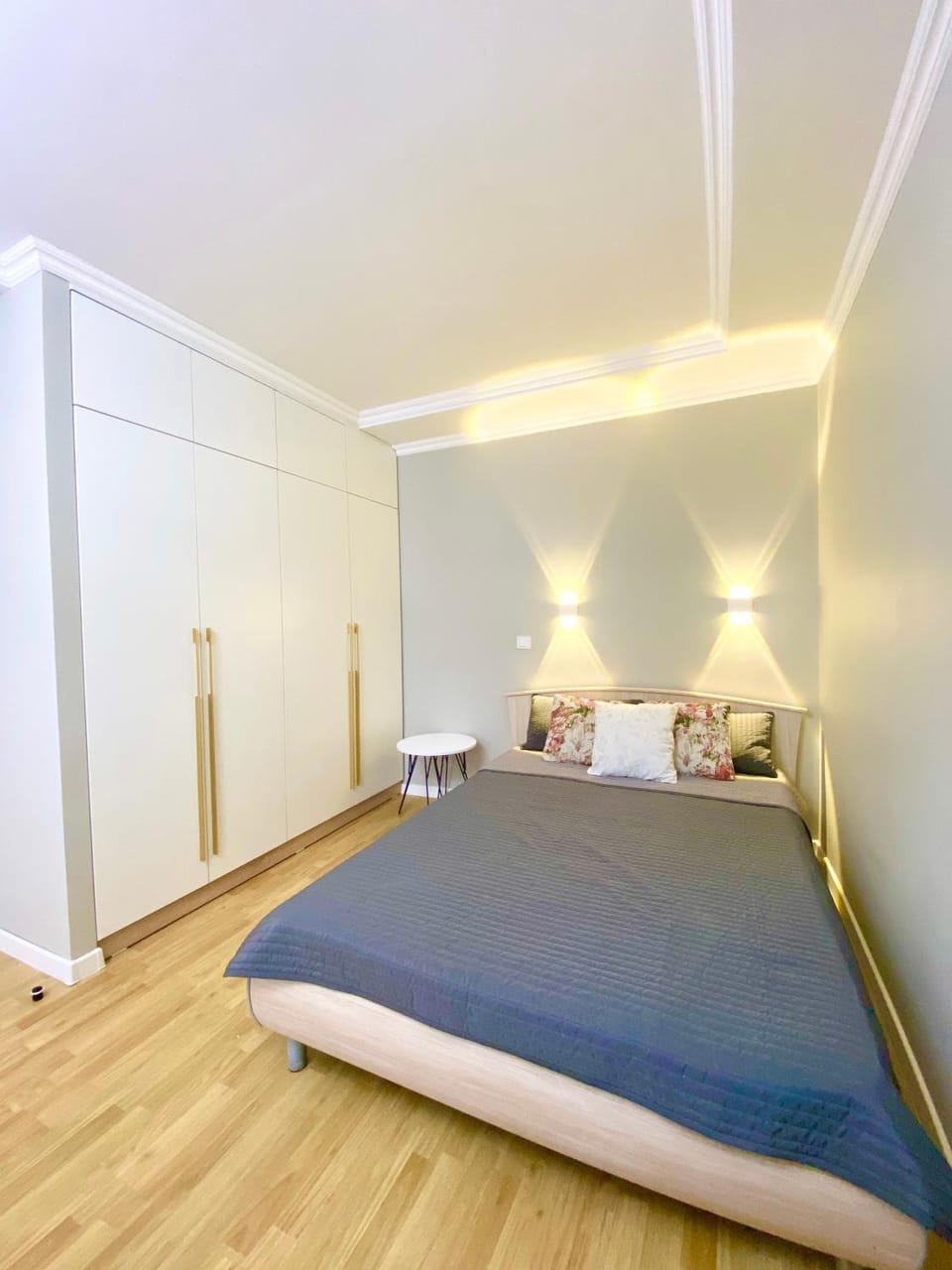 3 rooms, on Kunaeva Apartment in Almaty