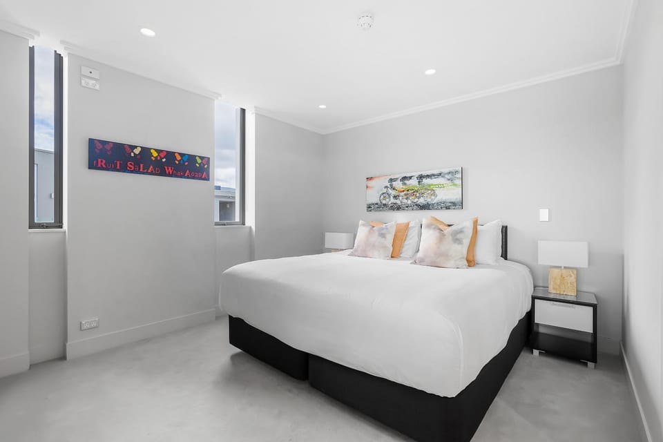 Bed, Bedroom, Lake view