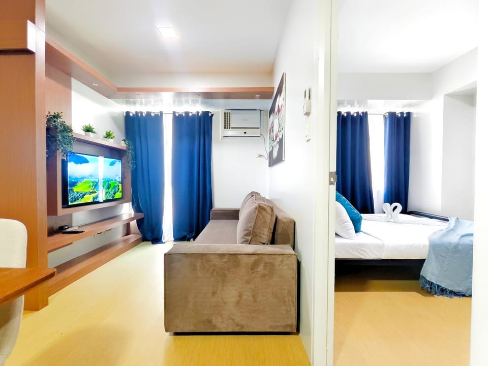 Bed, TV and multimedia, Living room, Seating area, Evening entertainment, Bedroom, air conditioner