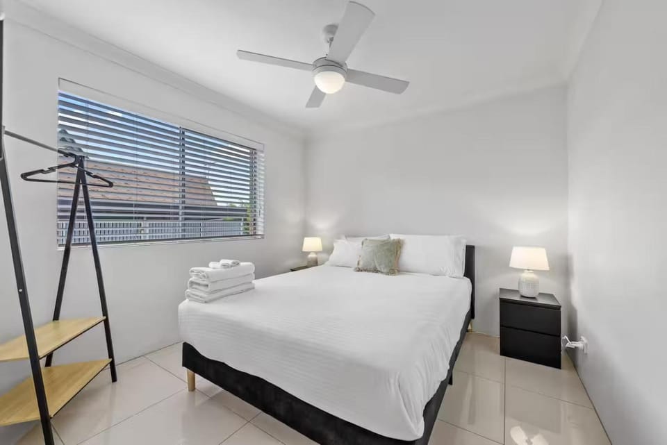 Stylish 2BRM Apt Close to Gabba with Parking & Wifi Apartment in Brisbane