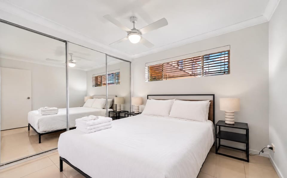 Stylish 2BRM Apt Close to Gabba with Parking & Wifi Apartment in Brisbane