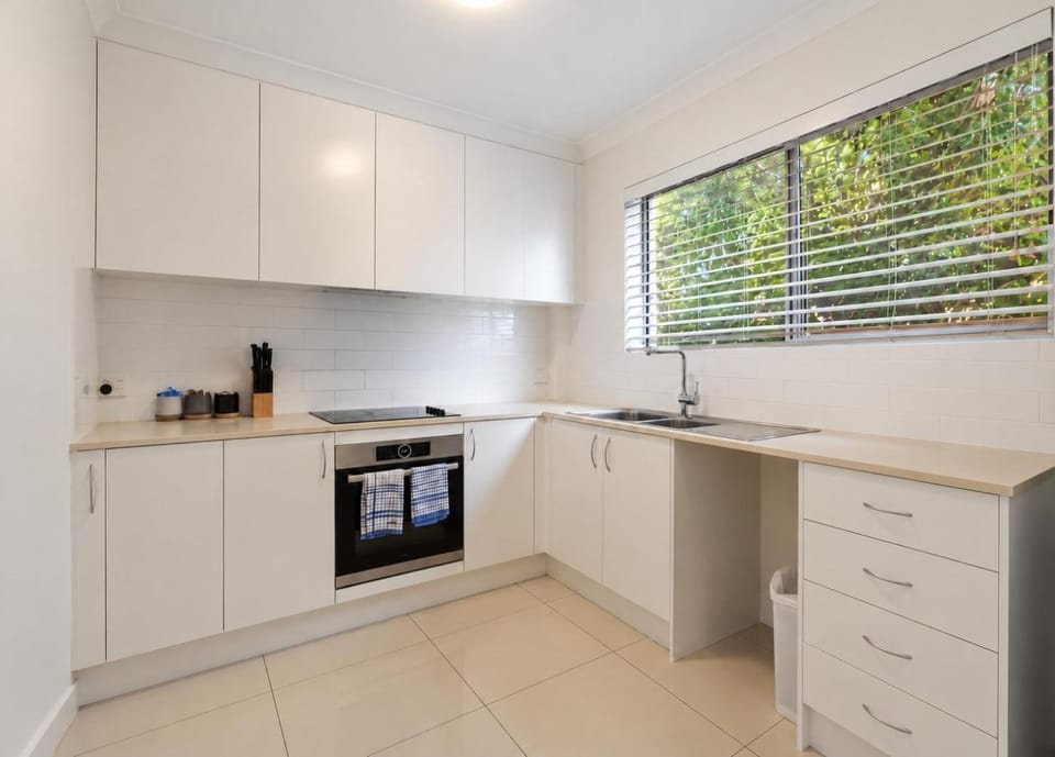 Stylish 2BRM Apt Close to Gabba with Parking & Wifi Apartment in Brisbane