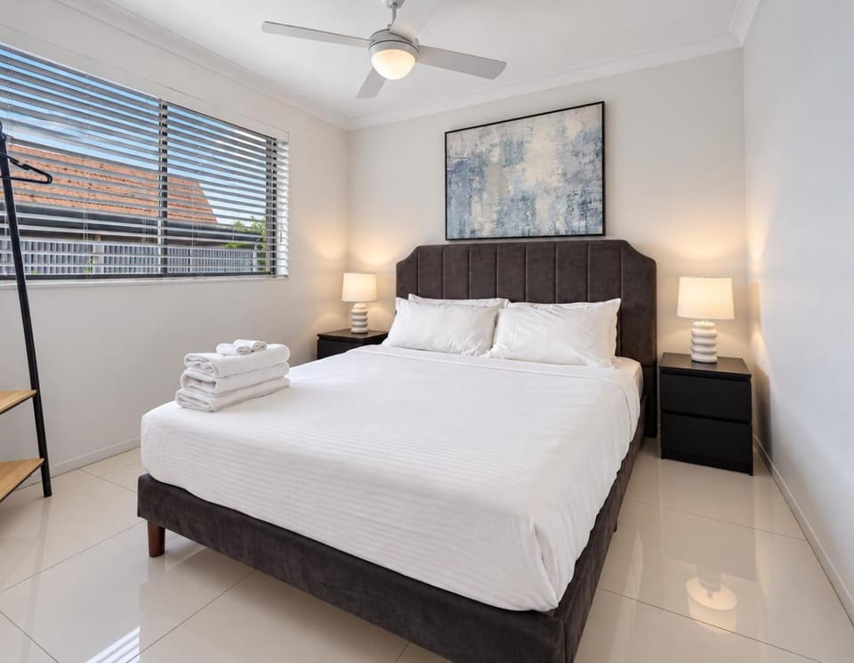 Stylish 2BRM Apt Close to Gabba with Parking & Wifi Apartment in Brisbane