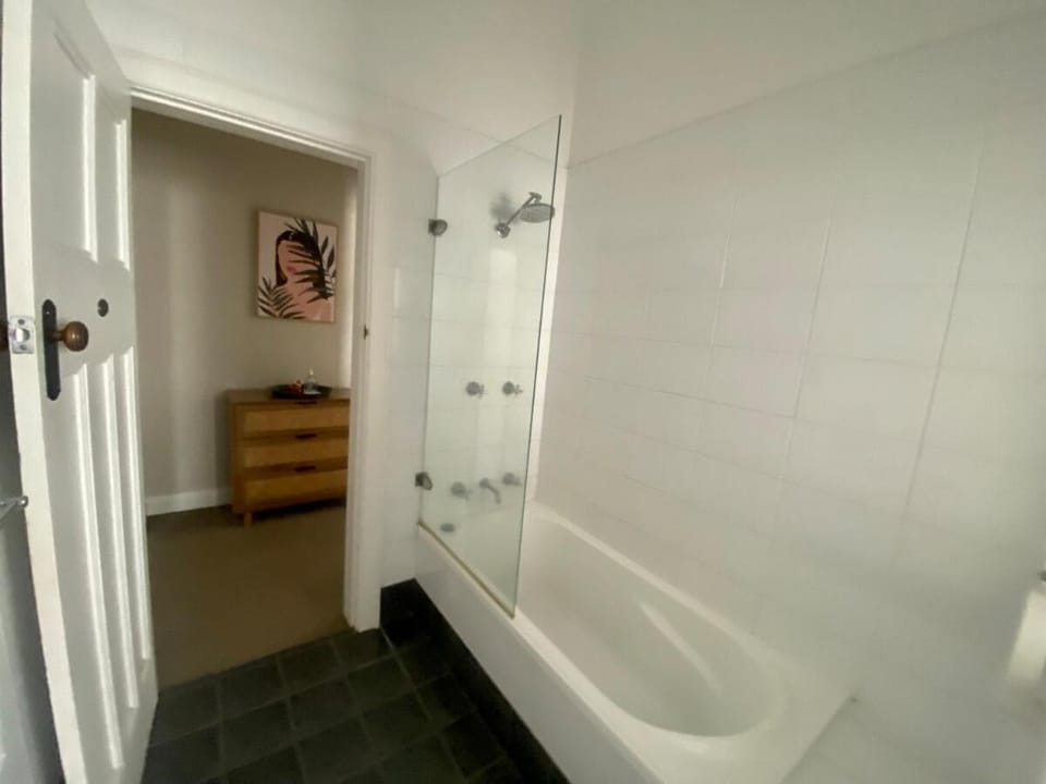 Ava on Fox Central entire residence House in North Wagga Wagga