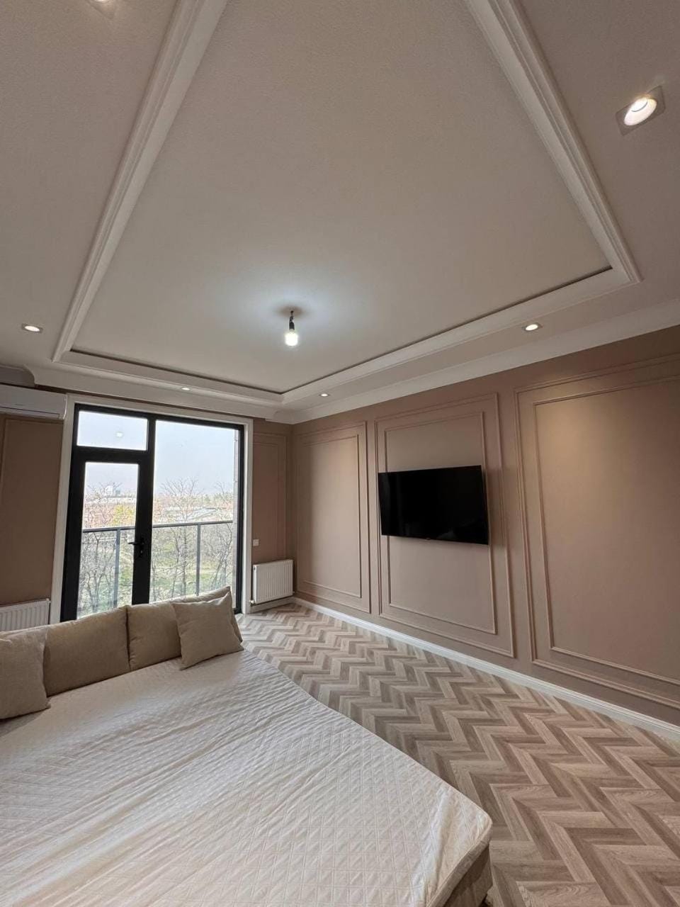 Communal lounge/ TV room, Bed, TV and multimedia, Living room, Photo of the whole room, Seating area, Bedroom