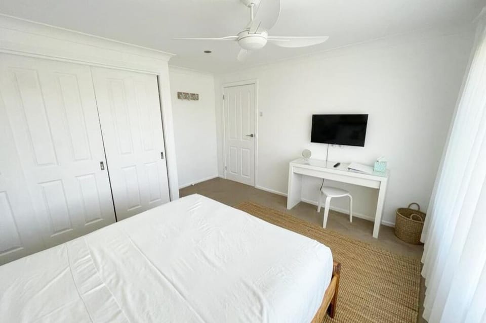 Bed, TV and multimedia, Bedroom, wardrobe