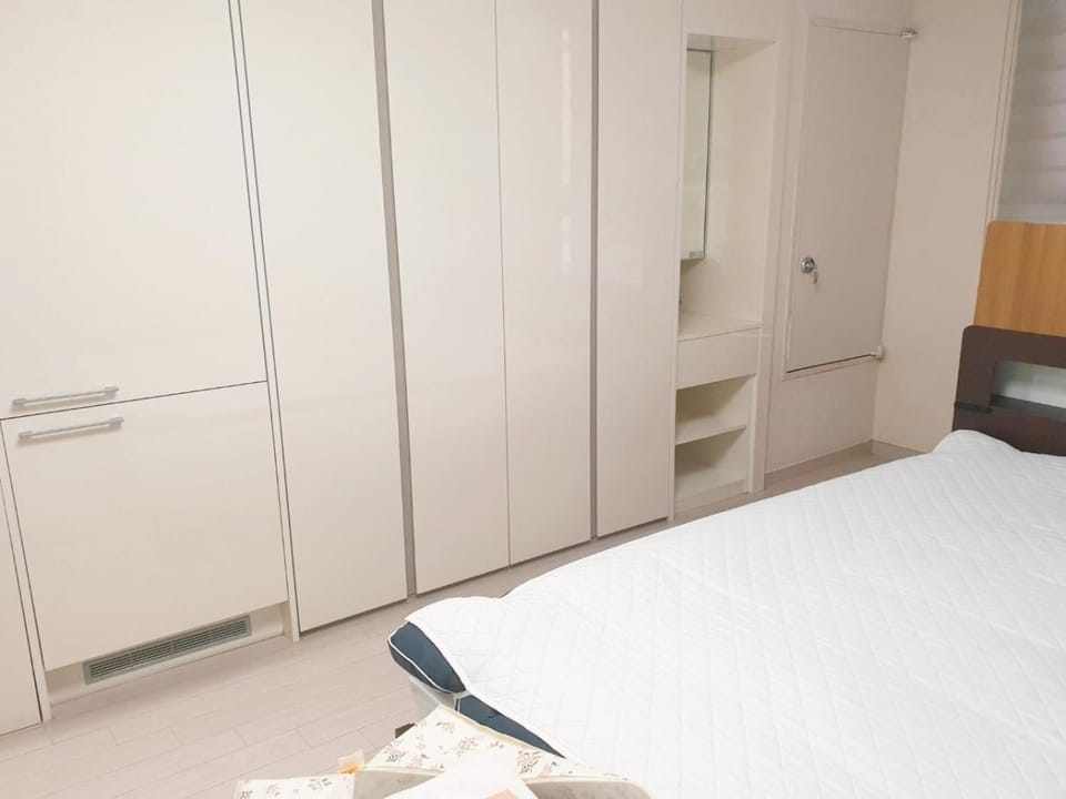 2519#Gangnam Urban Vogue Suites #Top-rated Unit # All-New Furniture & Peaceful Vibe#Sinnonhyeon 1min Apartment in Seoul