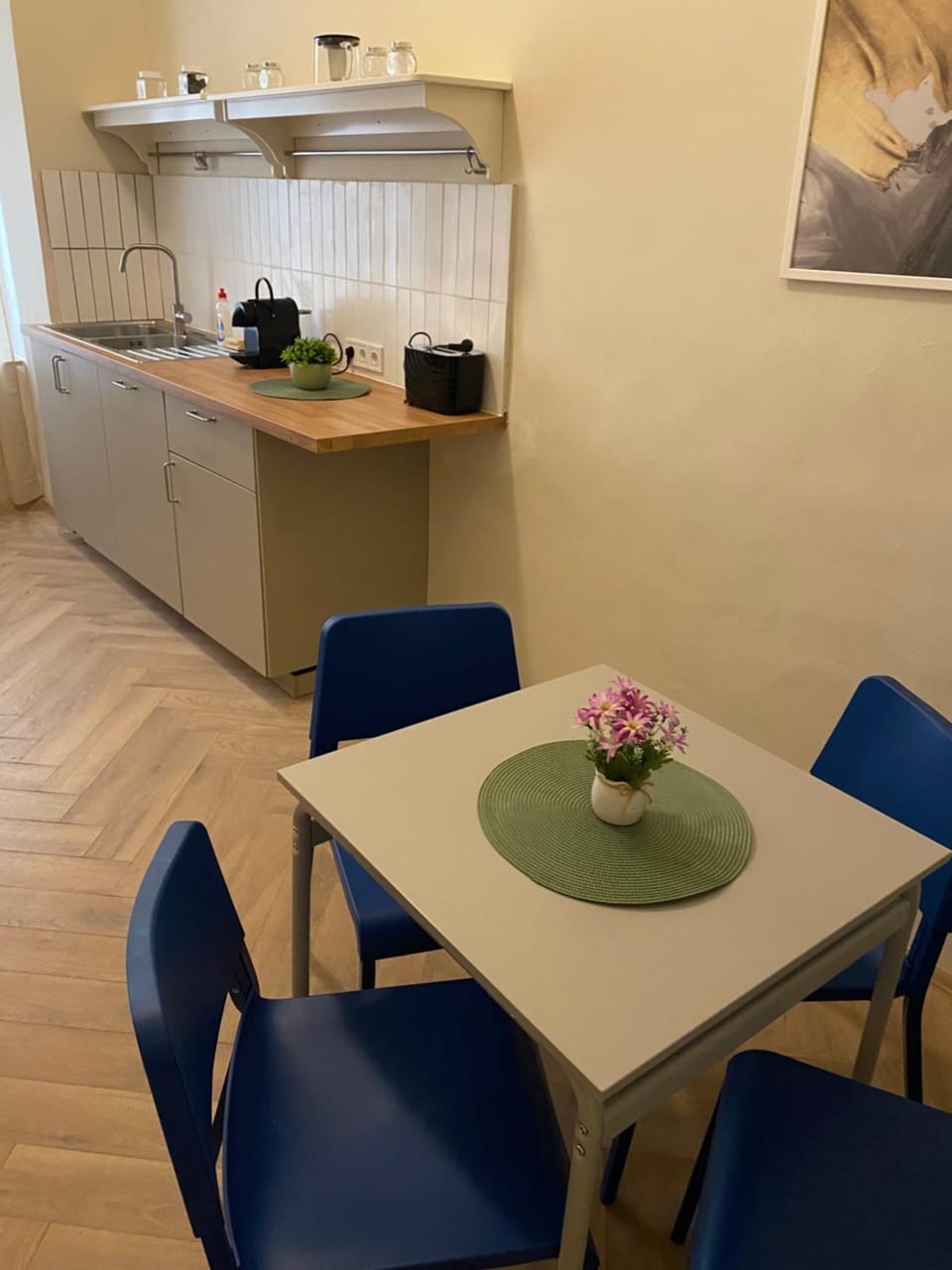 Kitchen or kitchenette, Dining area