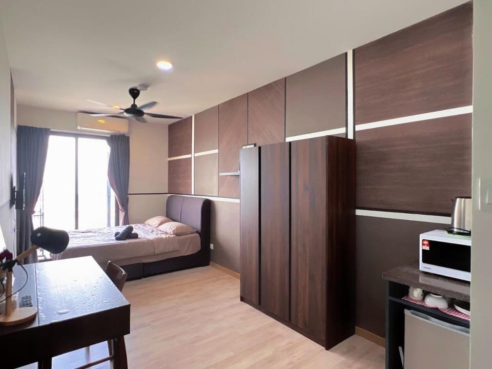 Bed, TV and multimedia, Photo of the whole room, Bedroom, microwave, wardrobe, air conditioner