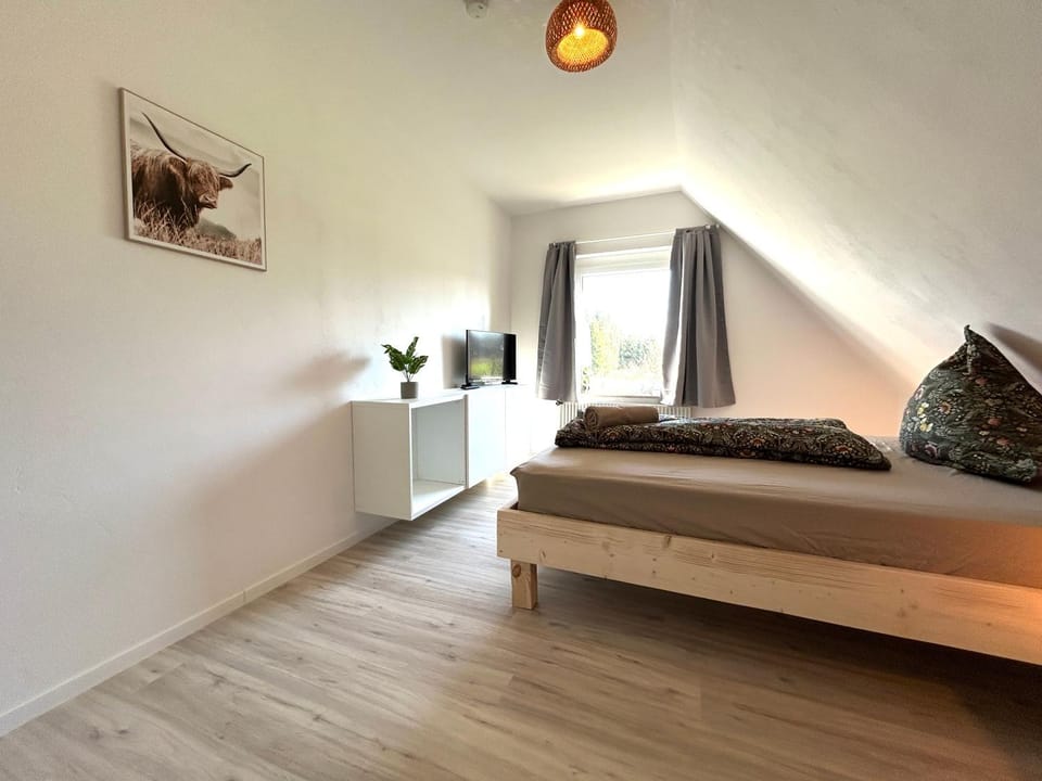 Photo of the whole room, Bedroom