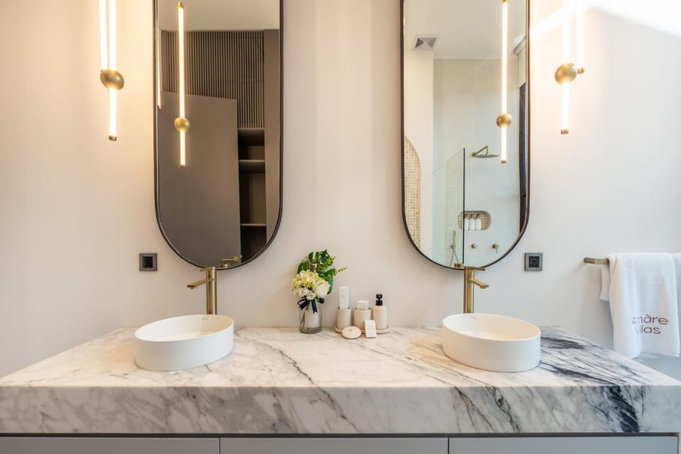 Bathroom, towels