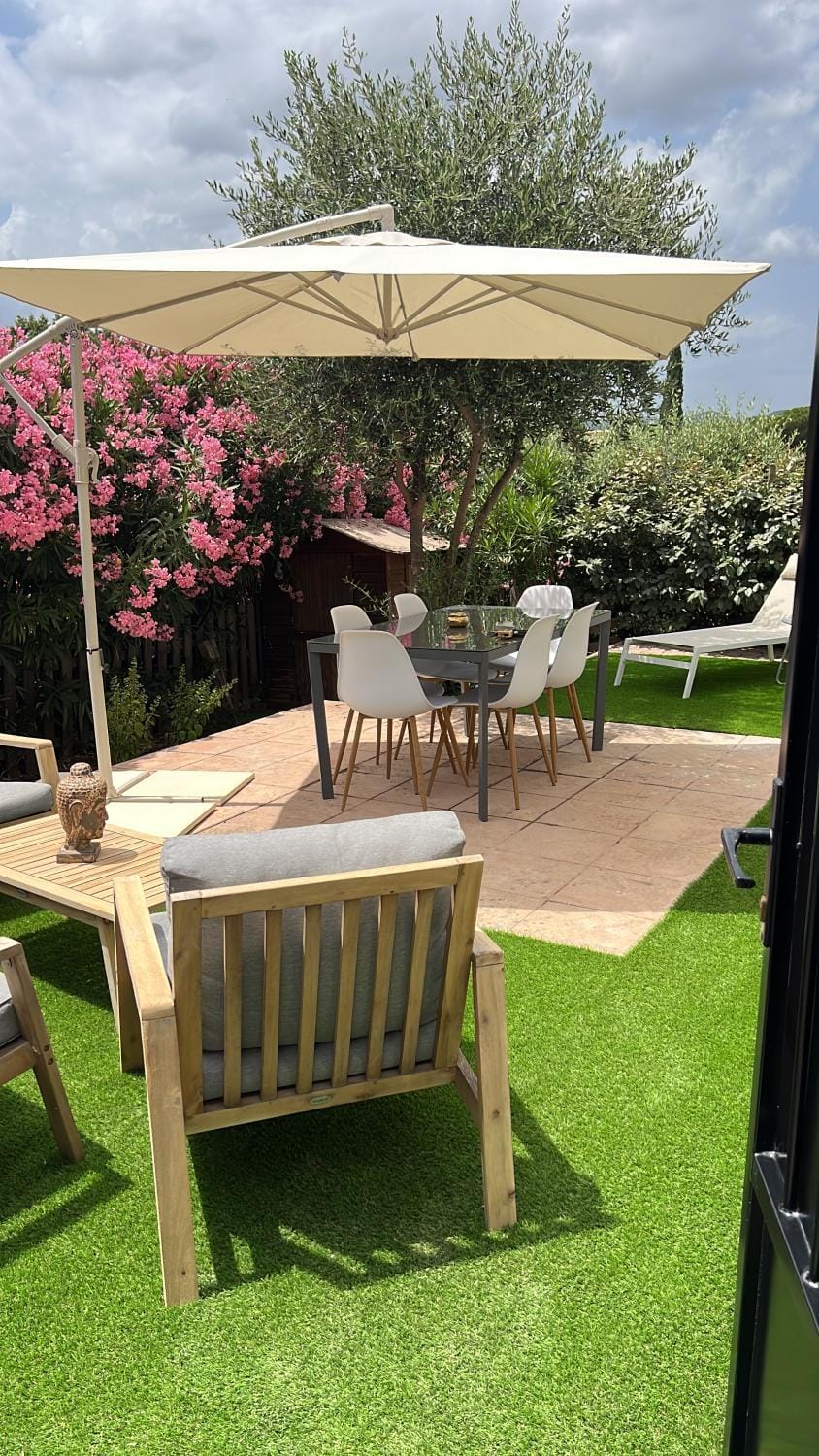 Patio, Spring, Day, Garden, Dining area, Garden view, sunbed