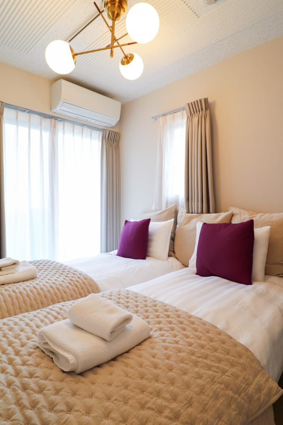 Bed, Bedroom, towels