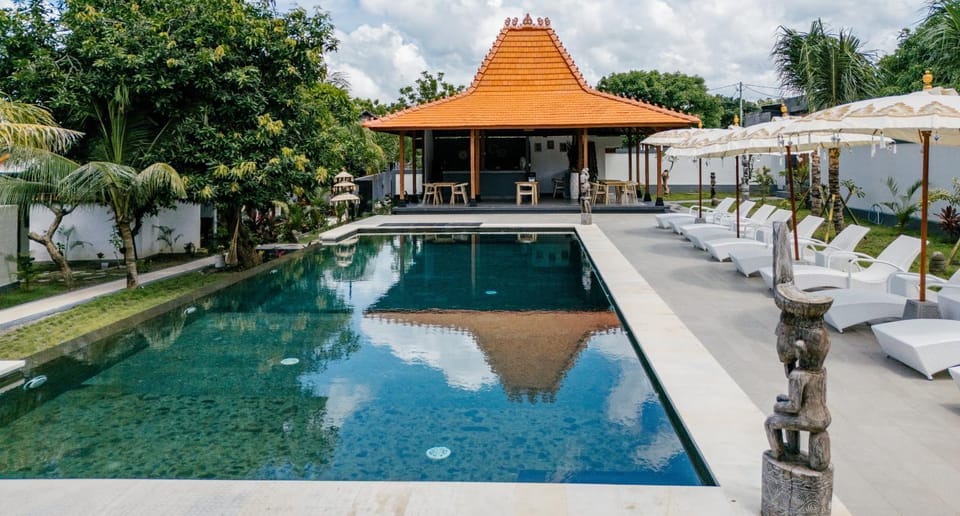 Swimming pool, sunbed