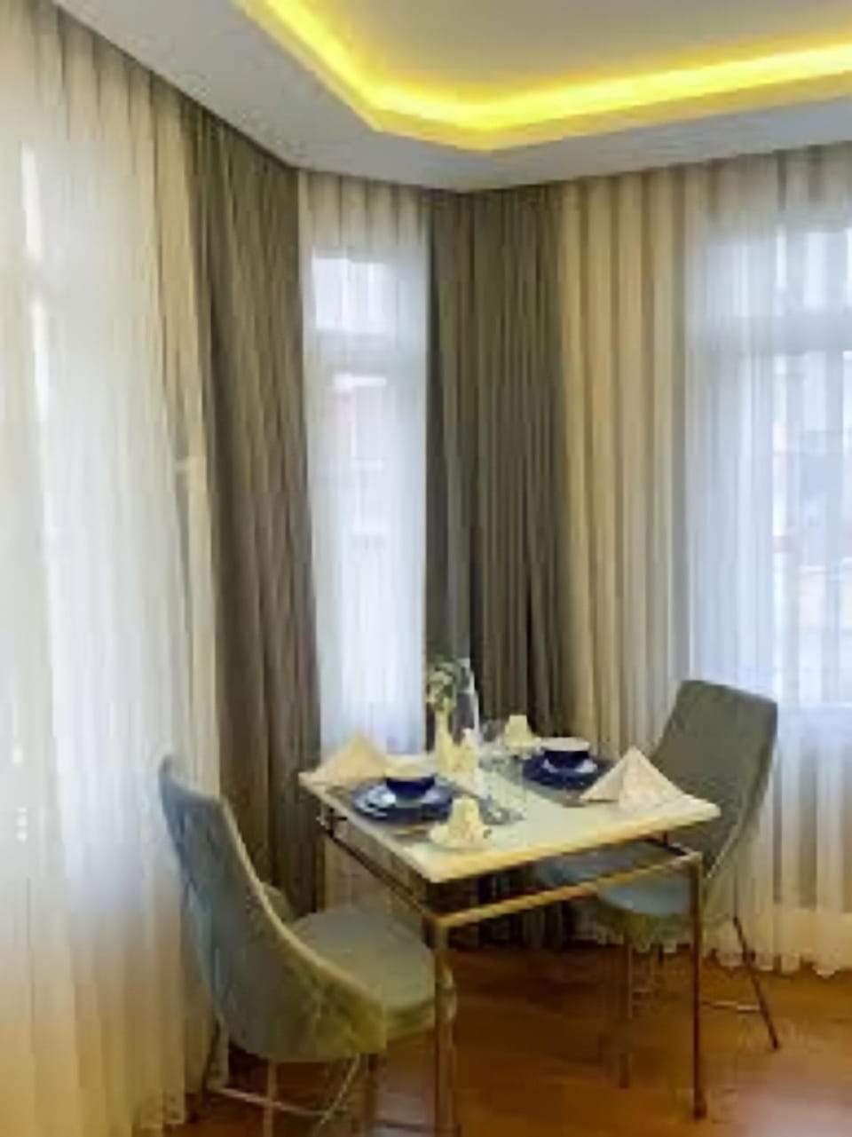 Kitchen or kitchenette, Seating area, Dining area