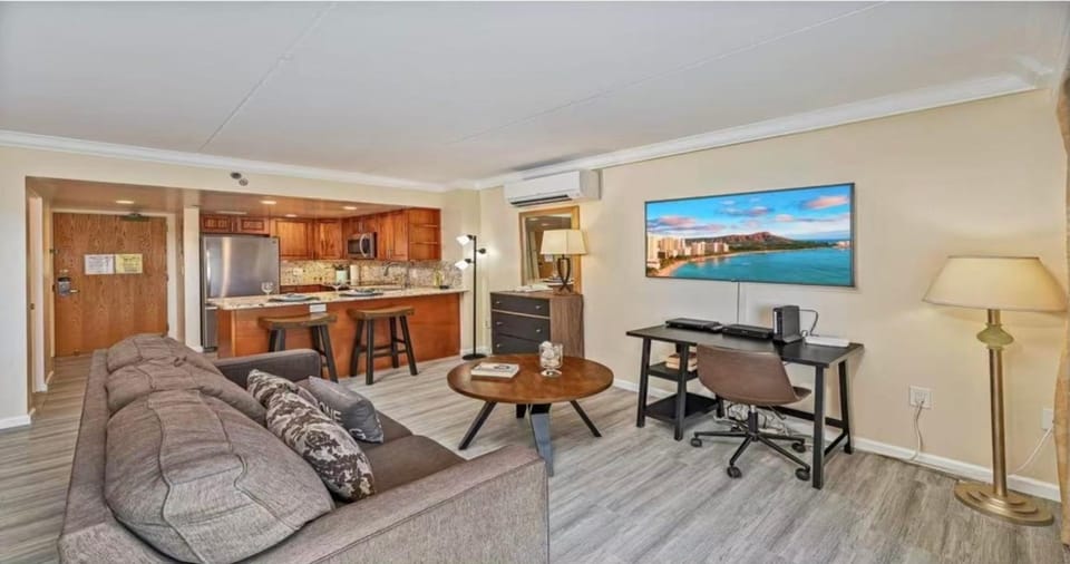 TV and multimedia, Kitchen or kitchenette, Living room, Seating area, Dining area