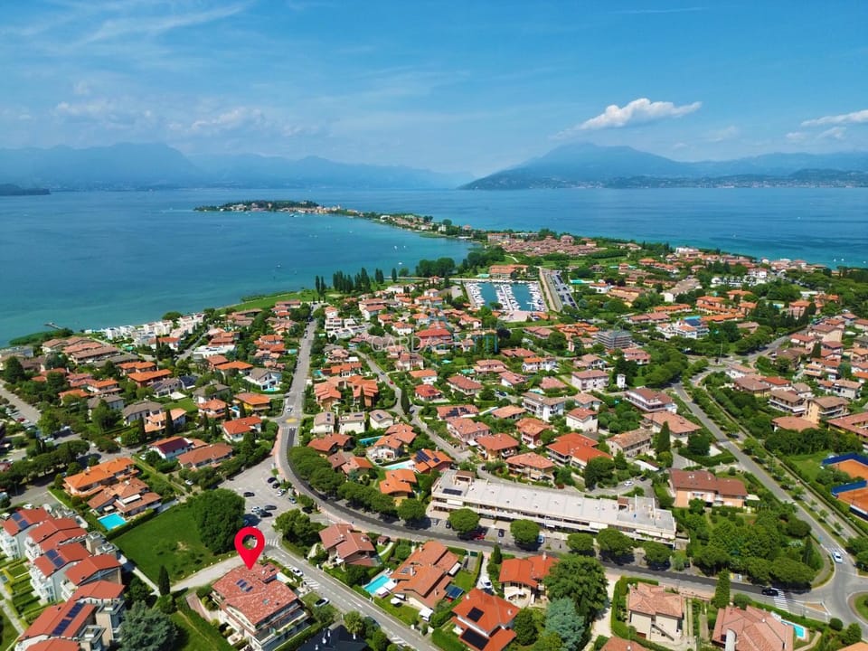 Neighbourhood, Bird's eye view