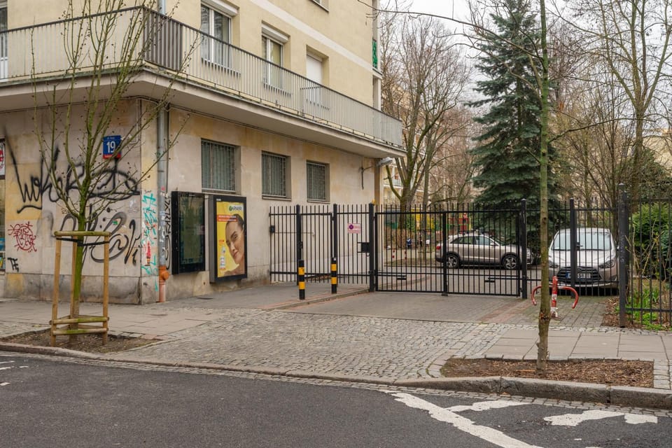 Property building, Neighbourhood, Location