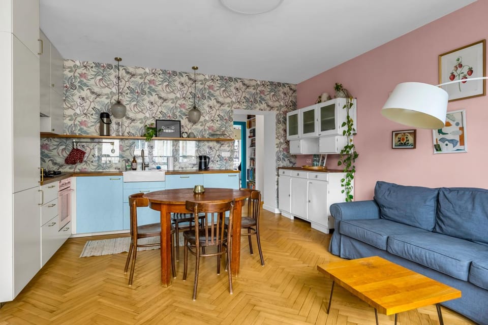 TV and multimedia, Kitchen or kitchenette, Living room, Seating area, Dining area