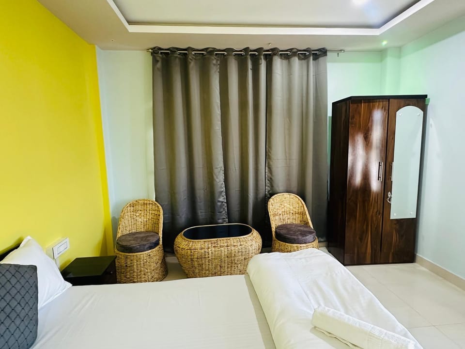 Bed, Photo of the whole room, Seating area, Bedroom