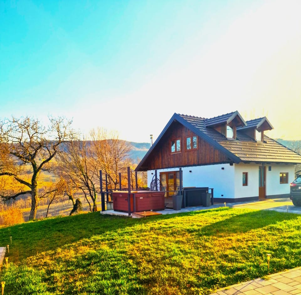 Hižica v plavem trnacu 1 House in Slovenia