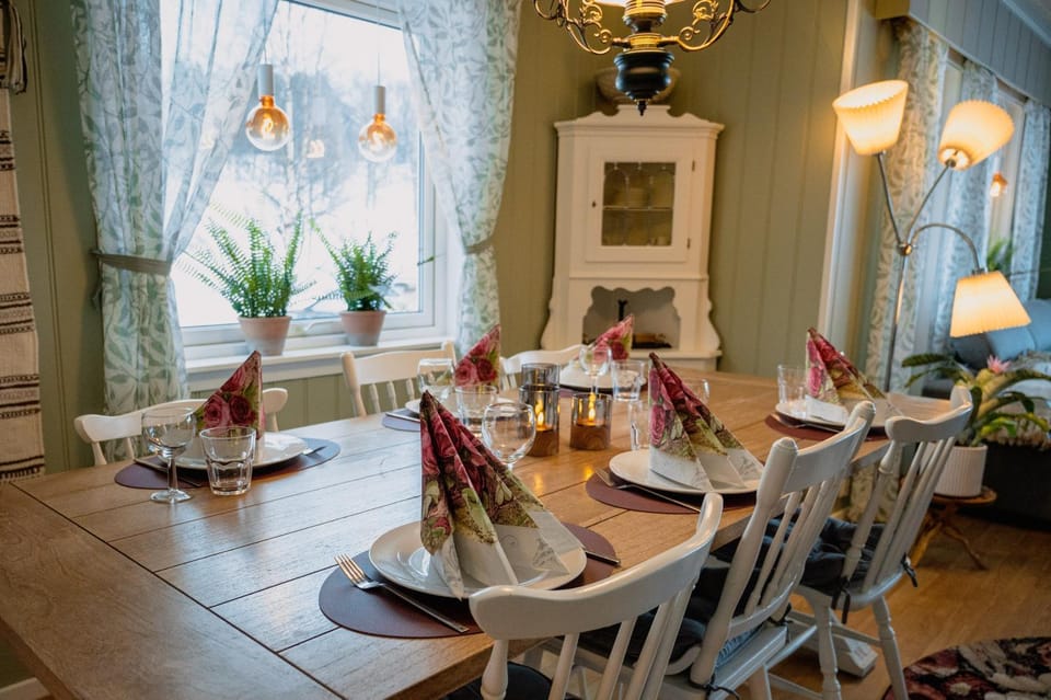 Living room, Food and drinks, Seating area, Dining area, Food