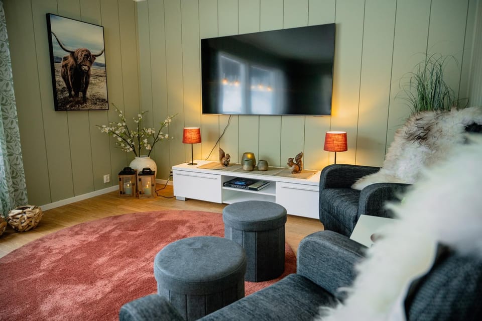 Communal lounge/ TV room, TV and multimedia, Living room, Seating area, Evening entertainment