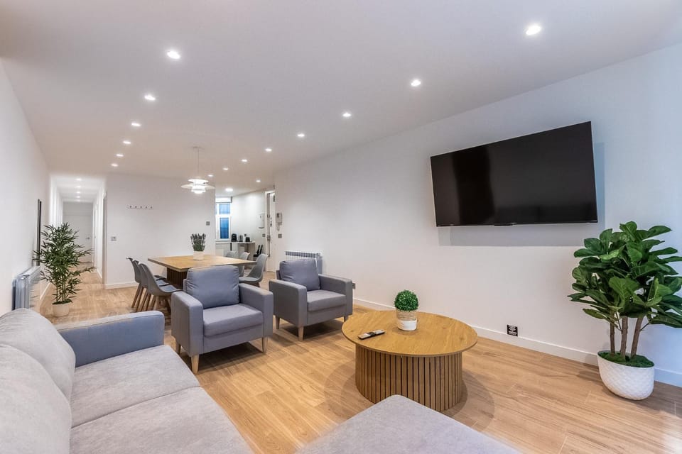 Communal lounge/ TV room, TV and multimedia, Living room, Dining area, Evening entertainment