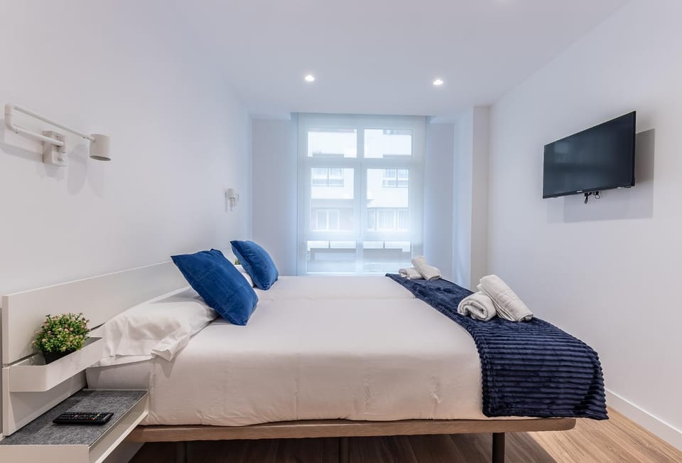 Bed, TV and multimedia, Bedroom, towels